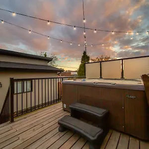 Bright Modern - King Bed - Free Parking - Fireplace - Fast Wi-fi - Free Netflix Holiday home