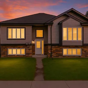 Tropical Oasis - King Beds - Free Netflix & Parking - Fast Wi-fi Holiday home